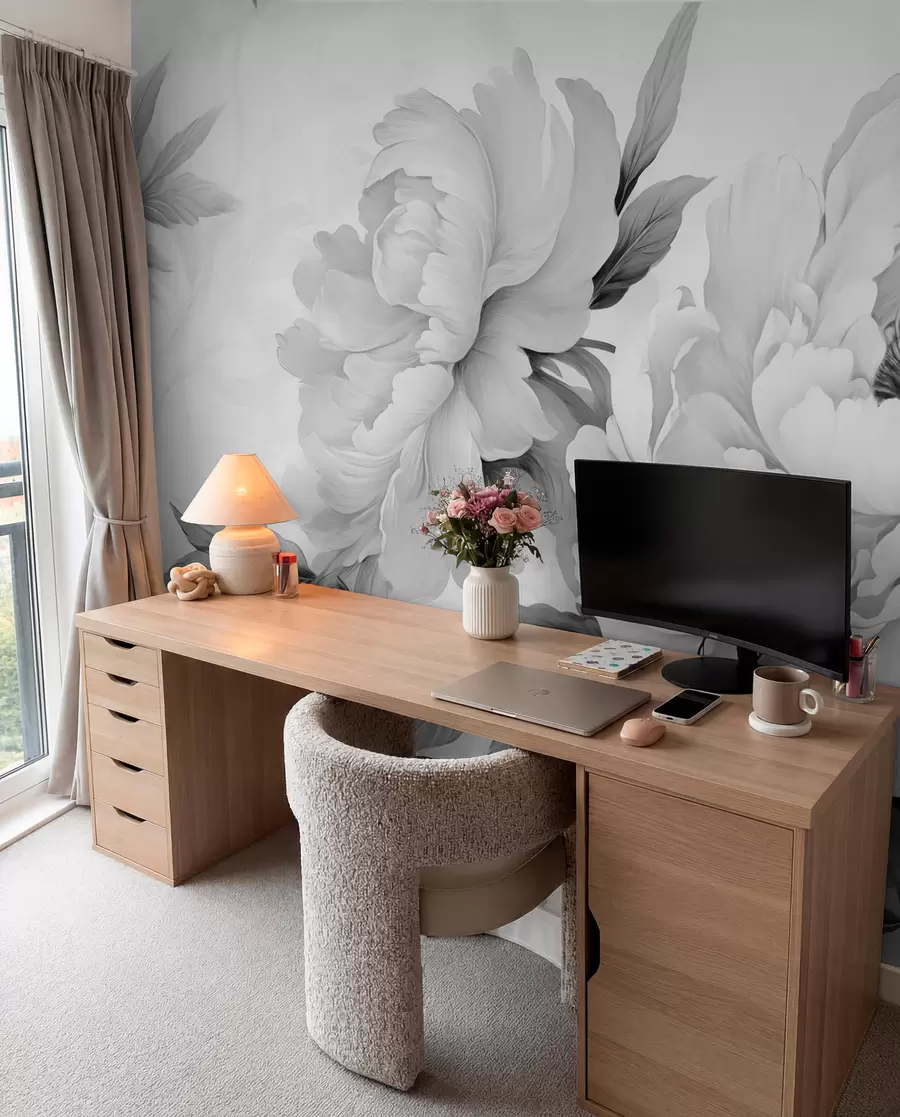 Fototapeedid Luksuslikud pioonid halli varjundites, õrnade kroonlehtede ja lehtede detailidega, mis loovad elegantse ja rahulikku atmosfääri w02856