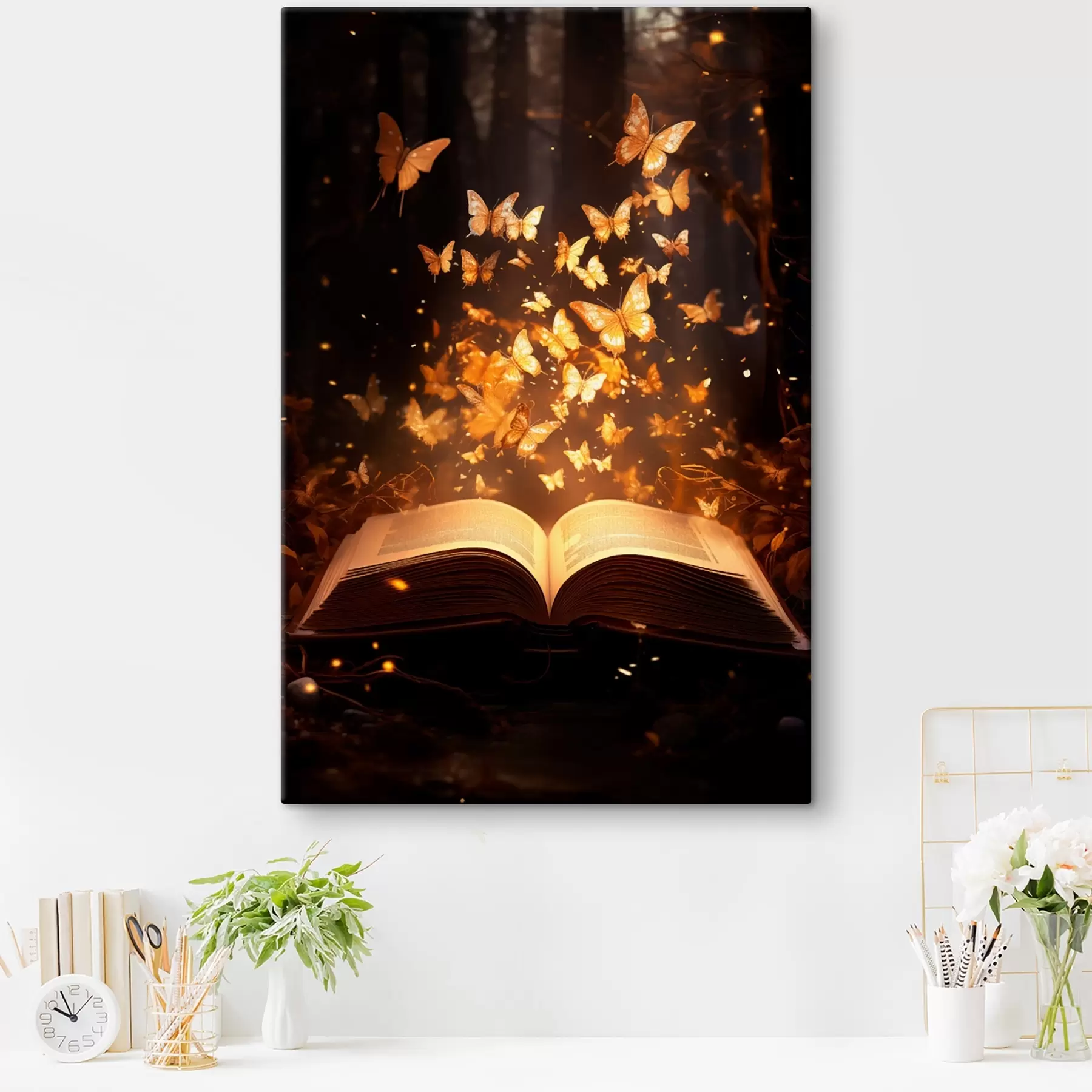 Fototapeedid Avatud raamat, millest väljuvad helendavad liblikad, mis säravad valguskiirtes pimedas maagilises metsas. s42573
