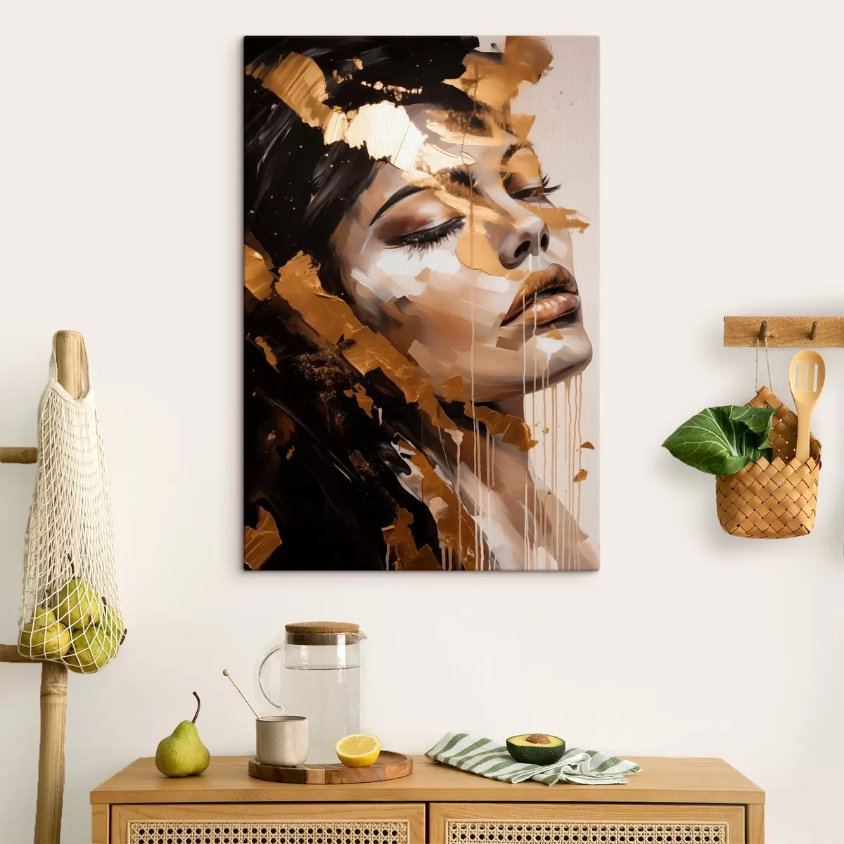 Pilt Pehme näoilmega naise abstraktne portree, mis on esitatud soojades toonides ja dünaamiliste pintslitõmmetega, mis lisavad sügavust ja emotsiooni. s42627