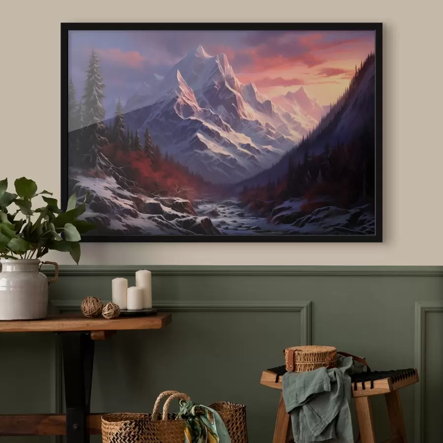 Fototapeedid Hingemattev mägimaastik päikeseloojangul koos lumekattega tippude, tumedate mändide ja pehmete roosa-lillade toonidega taevas. f42566