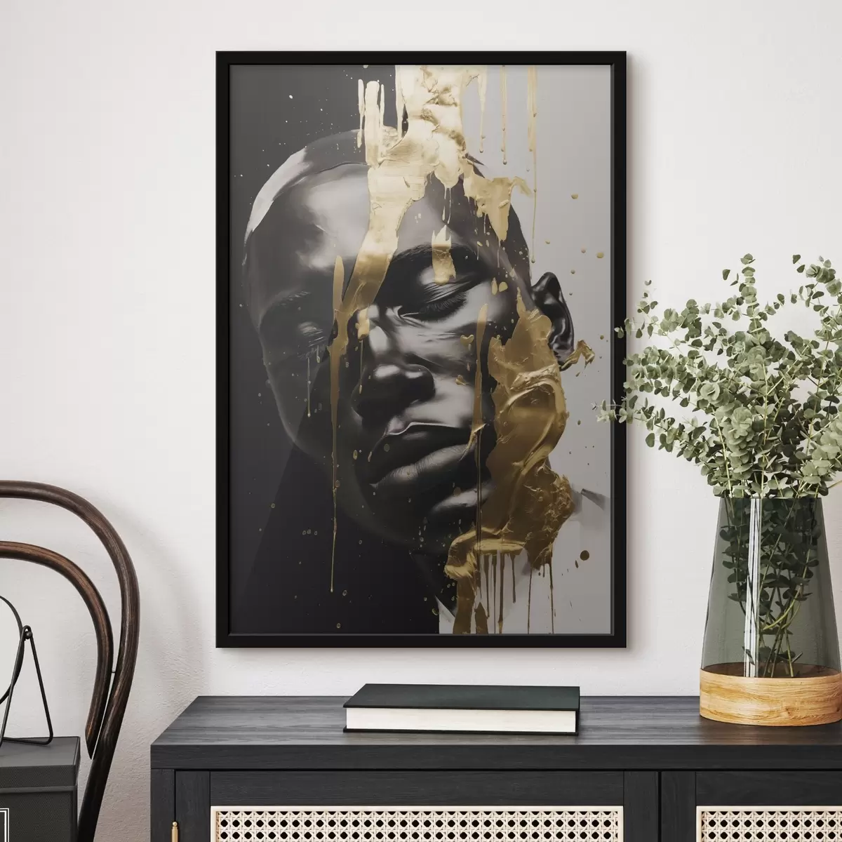 Plakat Abstraktne mehe portree, mis on maalitud sujuvates must-valgetes toonides, mida rõhutavad erksad soojavärvilised pintslitõmbed, mis loovad dünaamilise efekti. f42623