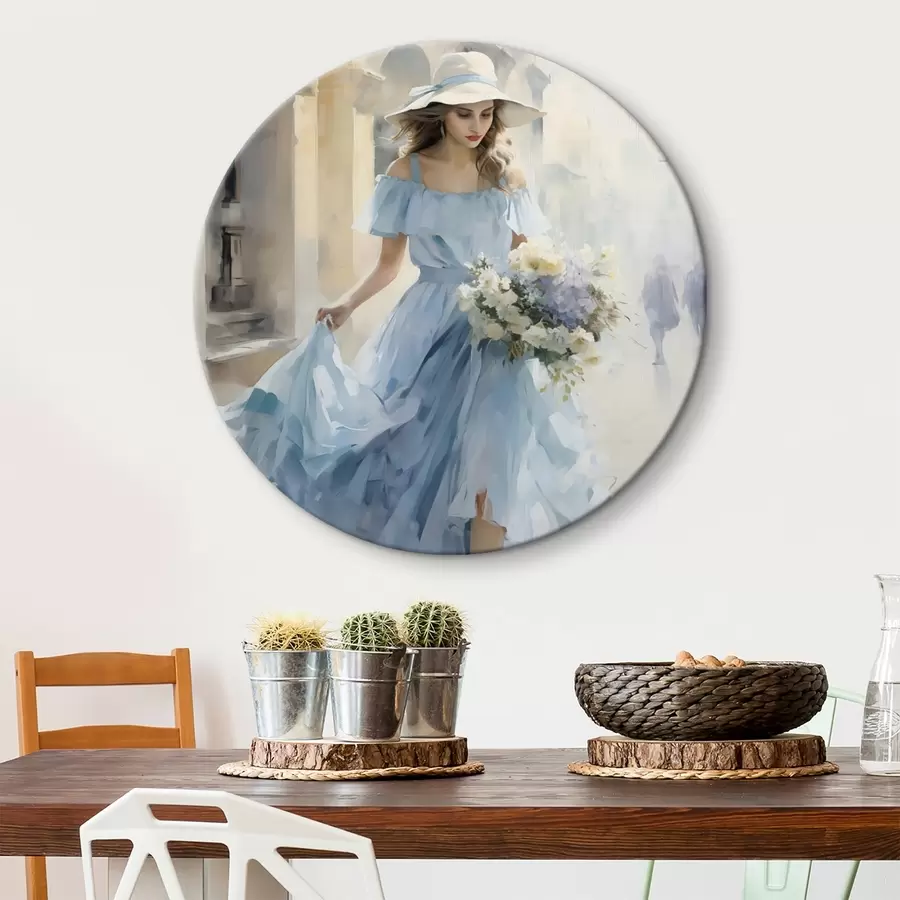 Pilt Elegantne tüdruk helesinises kleidis ja mütsis jalutamas läbi linna, käes lillekimp, kerge ja romantiline meeleolu. r42580