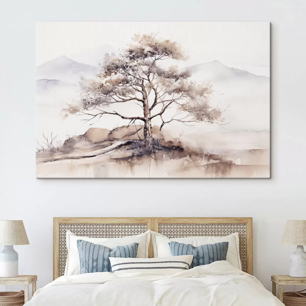 Pilt Üksildane puu, mille tüvi on väändunud ja harvaesinevad oksad on asetatud pehmele, vaiksele mägede taustale  s42715