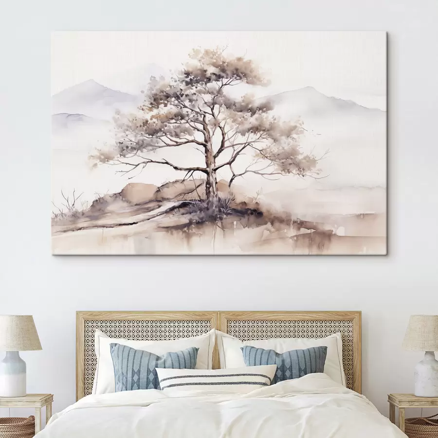 Pilt Üksildane puu, mille tüvi on väändunud ja harvaesinevad oksad on asetatud pehmele, vaiksele mägede taustale  s42715