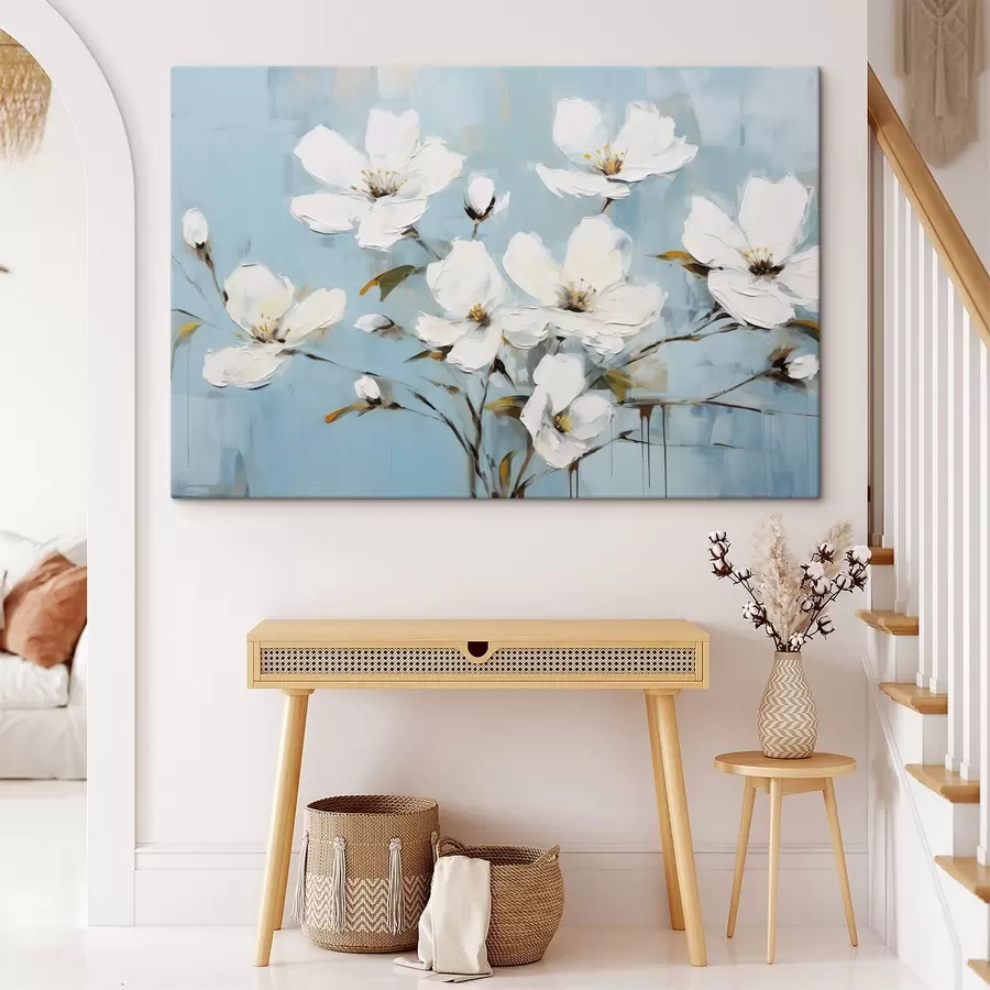 Pilt Valged õrnade kroonlehtede ja roheliste lehtedega lilled helesinisel taustal õlimaali jäljendusega s42719