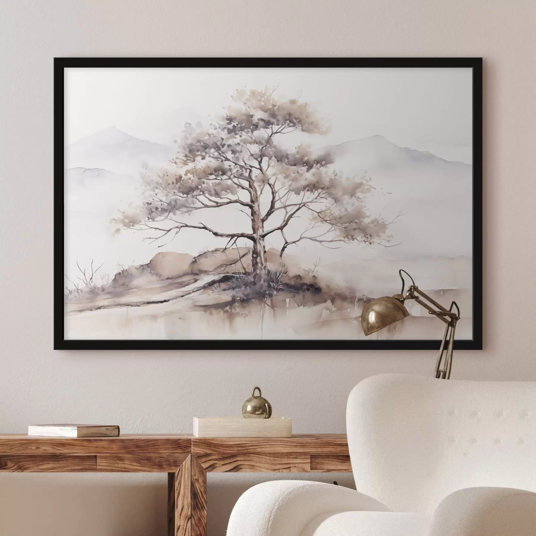 Pilt Üksildane puu, mille tüvi on väändunud ja harvaesinevad oksad on asetatud pehmele, vaiksele mägede taustale f42715