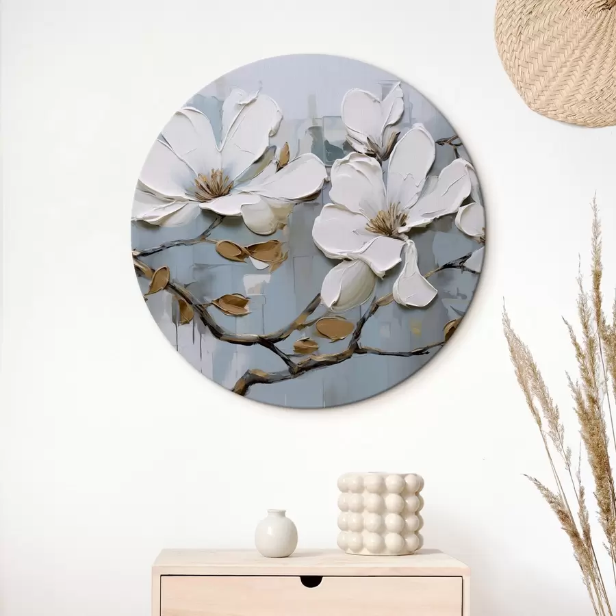 Pilt Valged magnoolia lilled tekstuursete kroonlehtede ja pruunide lehtedega pehme sinise taustaga õlimaalide jäljendusega r42711