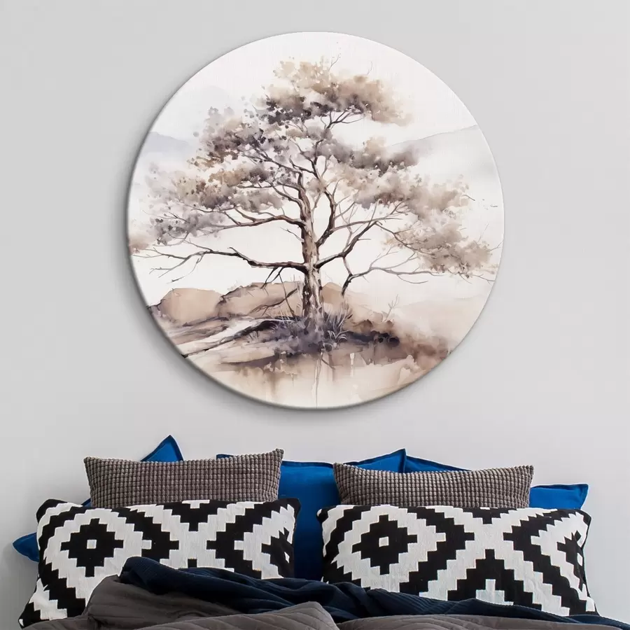 Pilt Üksildane puu, mille tüvi on väändunud ja harvaesinevad oksad on asetatud pehmele, vaiksele mägede taustale r42715