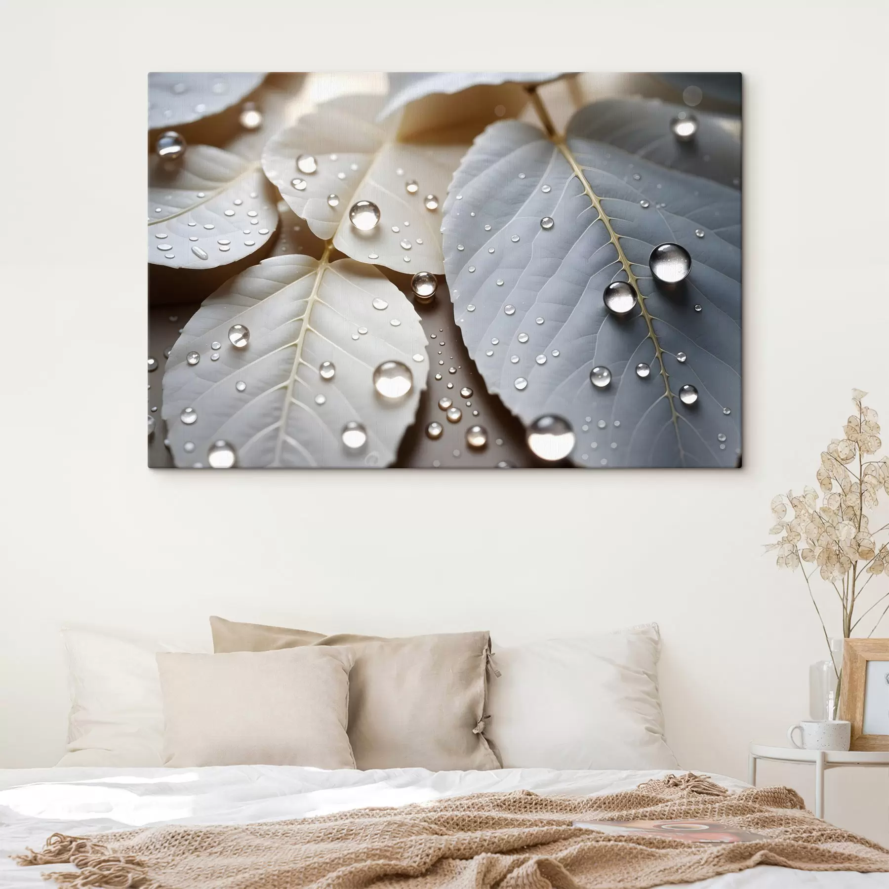 Pilt Lähivõtte valgetest lehtedest, mis on kaetud veepiiskadega, minimalistlik kompositsioon, neutraalne taust s43159