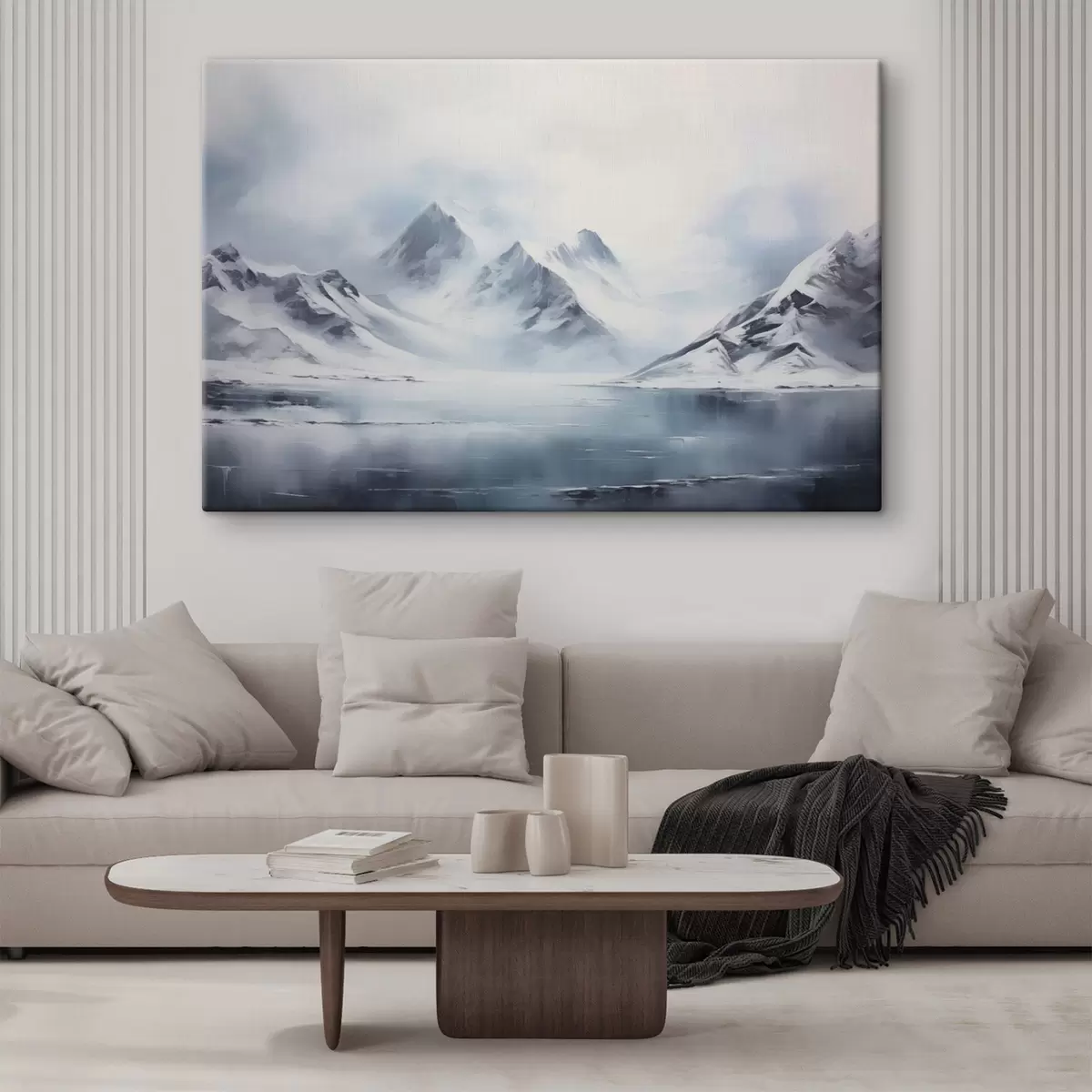 Pilt Lumine mägimaastik koos järvega esiplaanil, tipud on kaetud lumega ja taevas on pilvine s43174