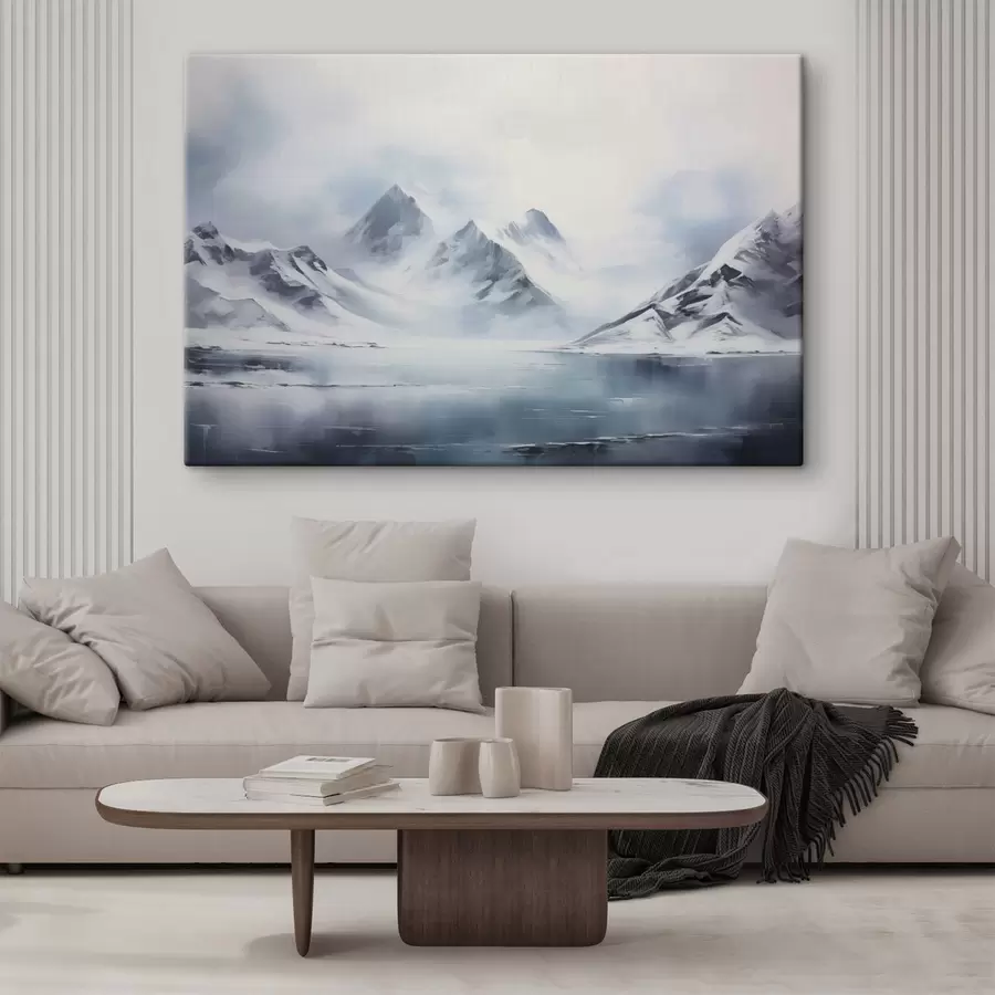 Pilt Lumine mägimaastik koos järvega esiplaanil, tipud on kaetud lumega ja taevas on pilvine s43174