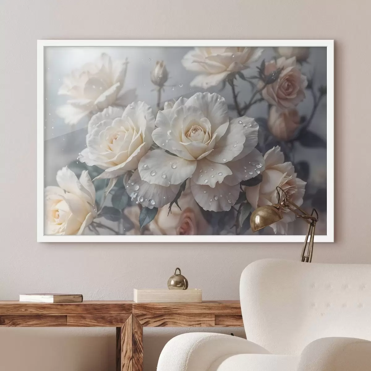 Plakat Rühm valgeid roose, mille kroonlehtedel on veetilgad, mõned rohelised lehed, summutatud taust, pehme valgus f43163