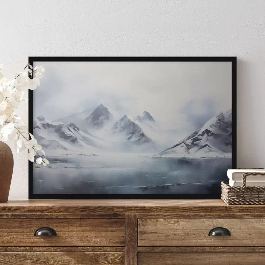 Fototapeedid Lumine mägimaastik koos järvega esiplaanil, tipud on kaetud lumega ja taevas on pilvine f43174