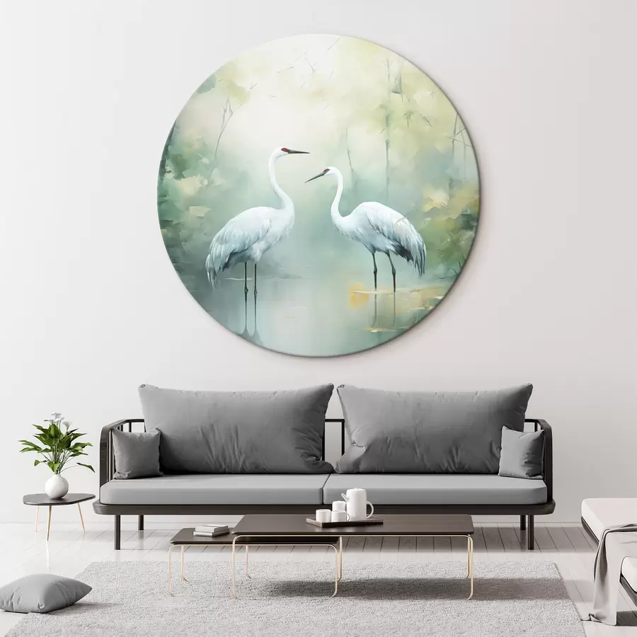 Pilt Kaks valget kraanat seisavad tiigis, mida ümbritseb lopsakas roheline mets pehme hajutatud valgusega r43166