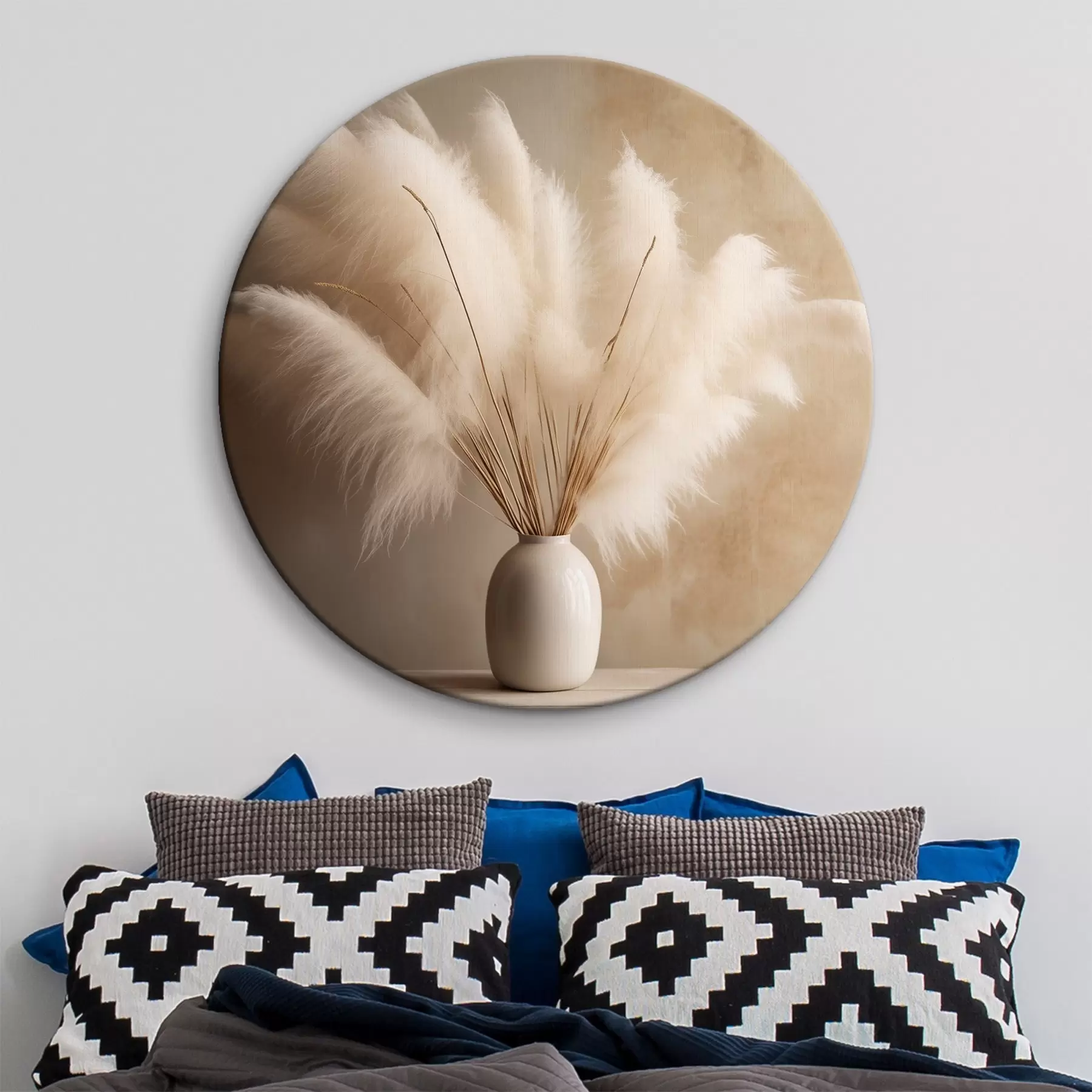 Pilt Pehmed pilliroo oksad vaasis laual r43338