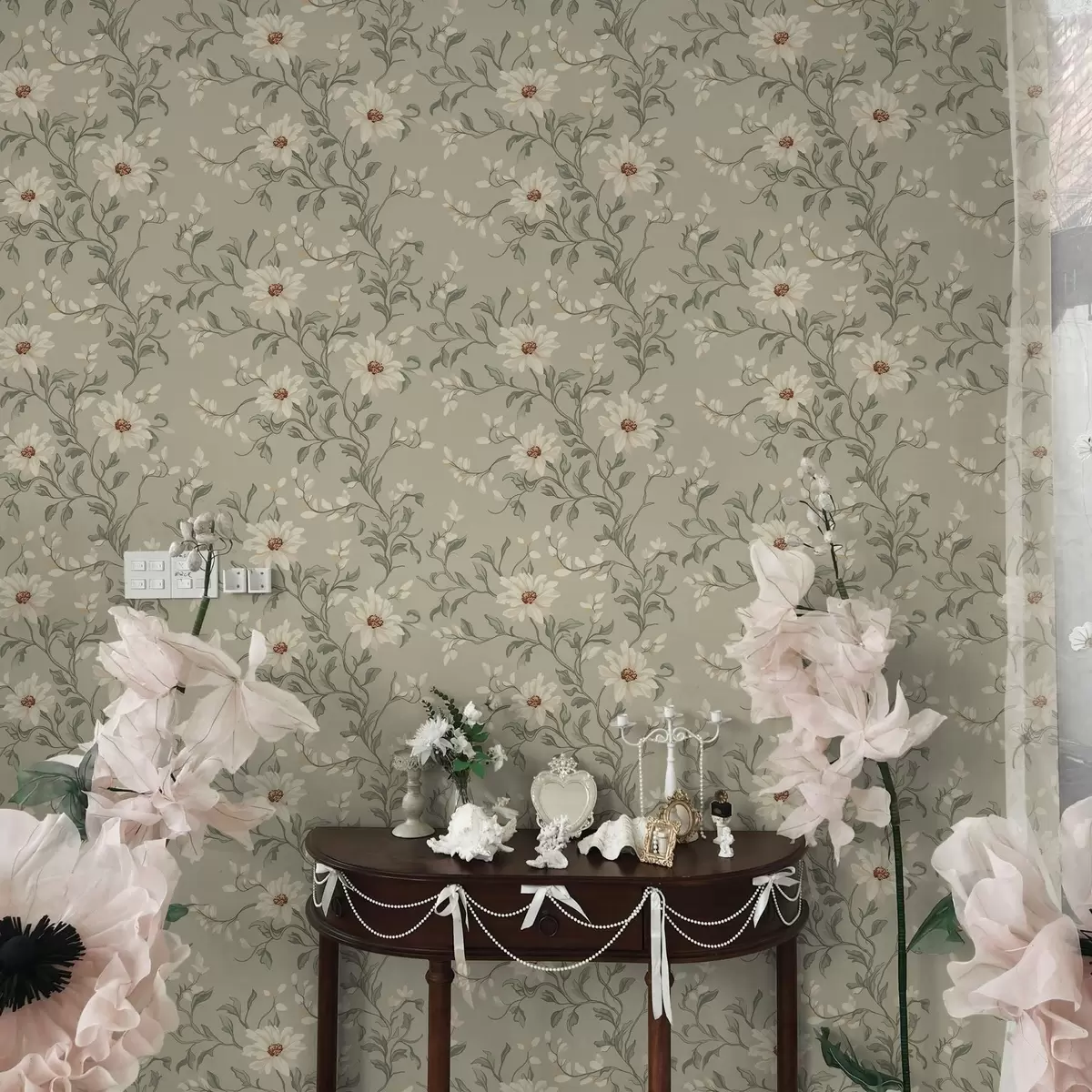 Tapeet Valged lilled koos väänlevate lehtedega heledal taustal a00001v1