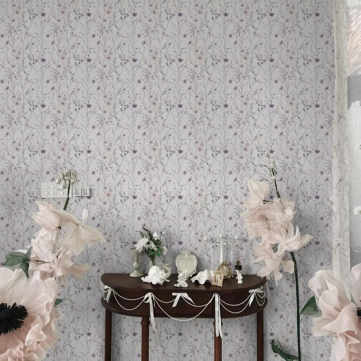 Tapeet Väikesed õhukese varrega metsalilled heledal taustal a00003