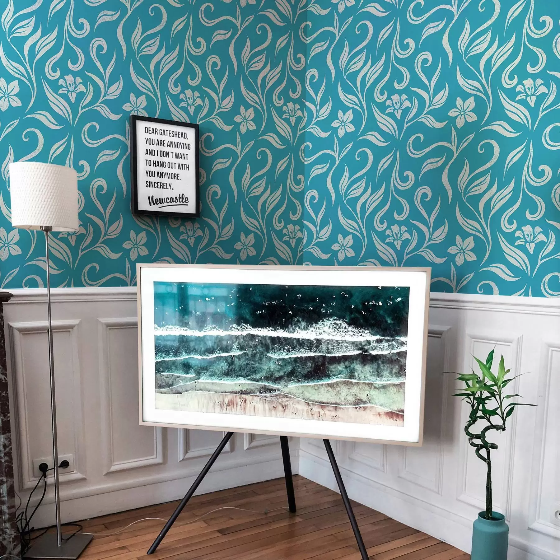 Fototapeedid Valged lilled ja lehed sinisel taustal koos kriimustustega a00038