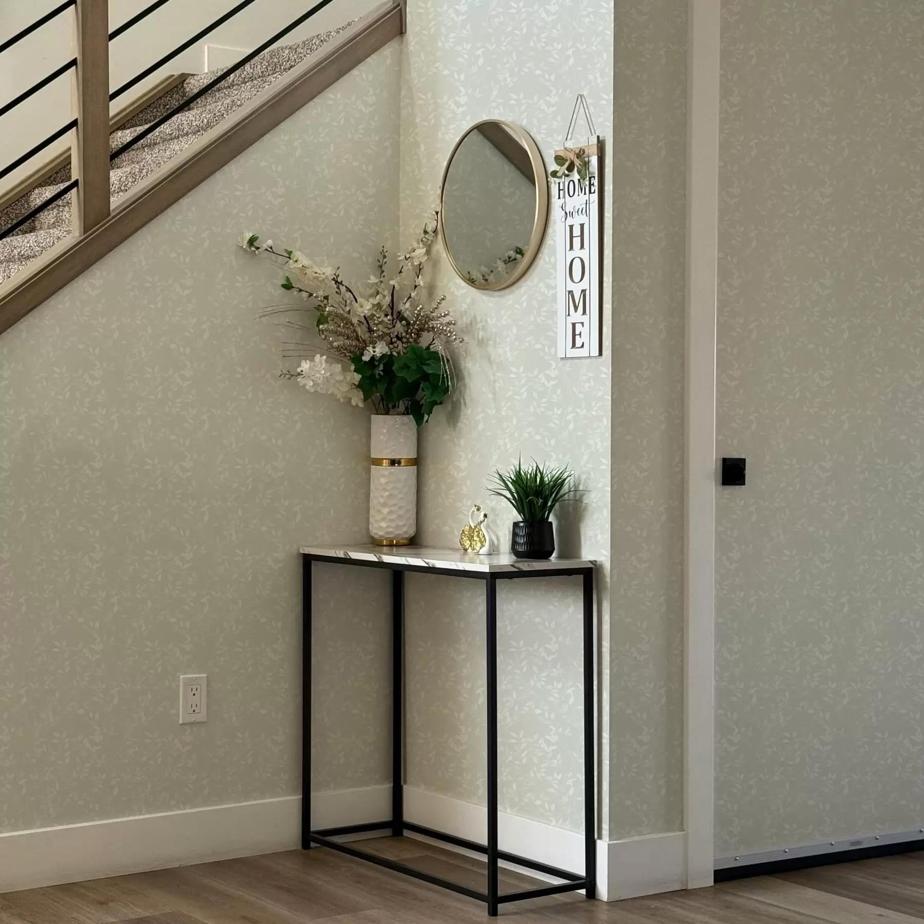 Fototapeedid Õrnalt keerdunud oksad heledate lehtedega a00071v1