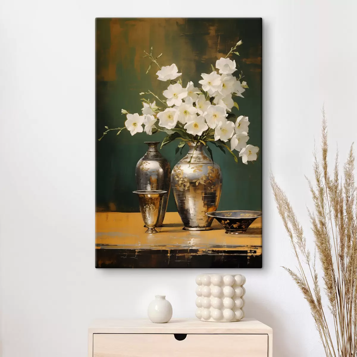 Pilt Valged lilled vaasis, dekoratiivsed vaasid ja kauss rohelisel laual, tumerohelisel taustal s43408