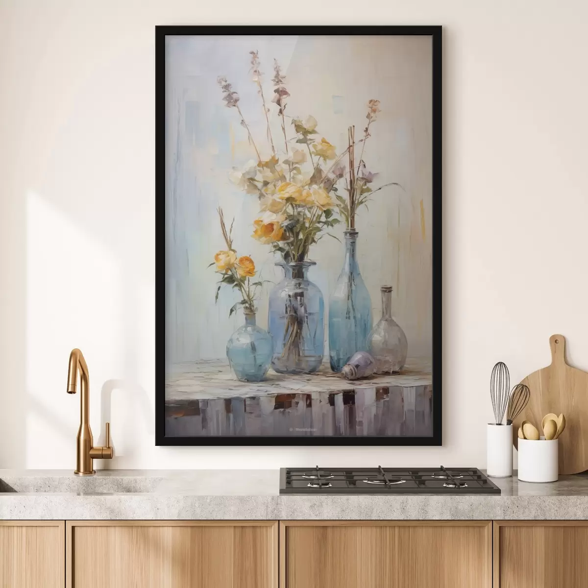 Plakat Natüürmort kollastest roosidest sinistes klaasvaasides, kerge tekstuuriga taust, pehmed pintslitõmbed, õlimaali stiilis f43409