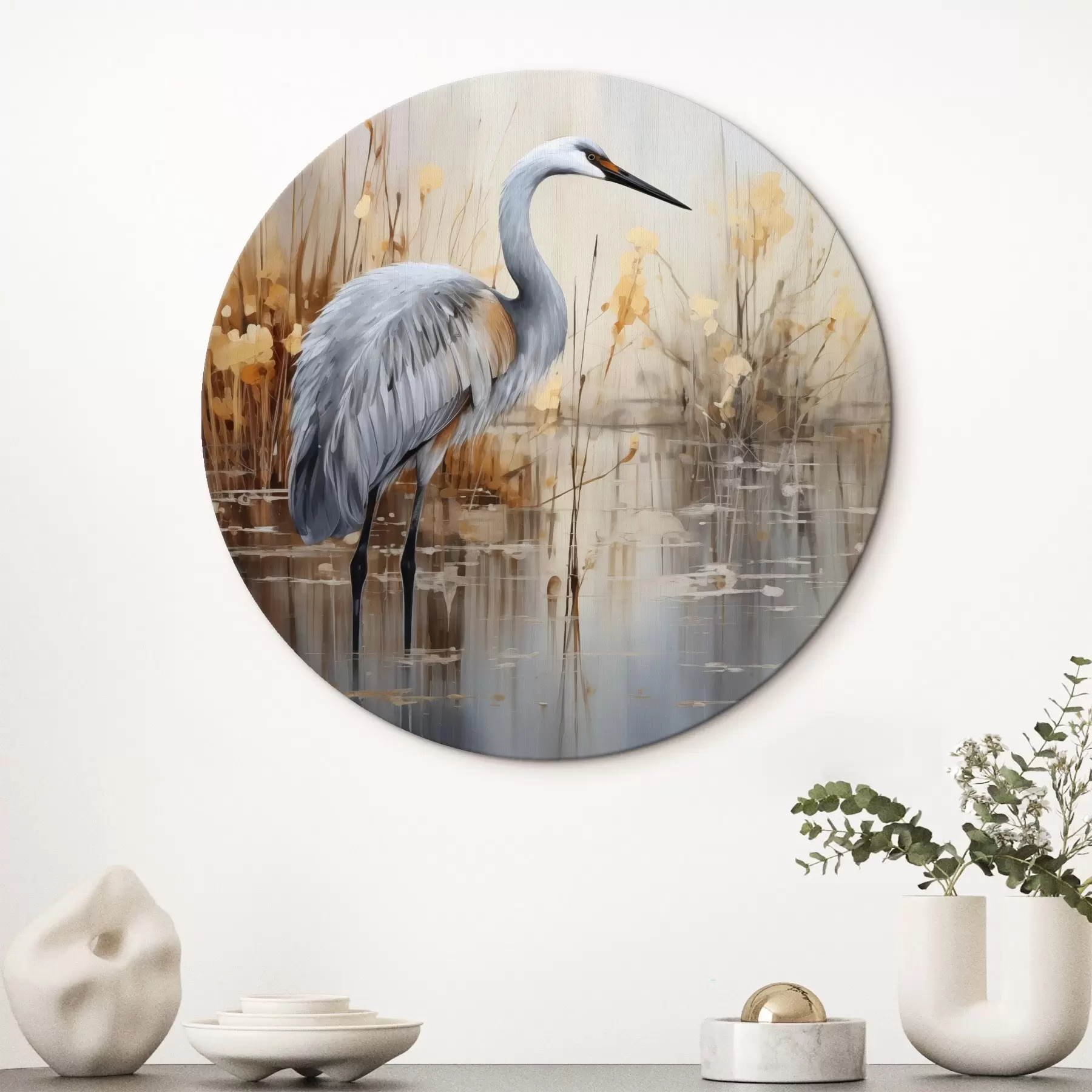 Fototapeedid Hall haigur seisab tiigis , ümbritsetud kõrgete, õhukeste taimedega, taustaks on pehme segu beežist ja valgest r43398