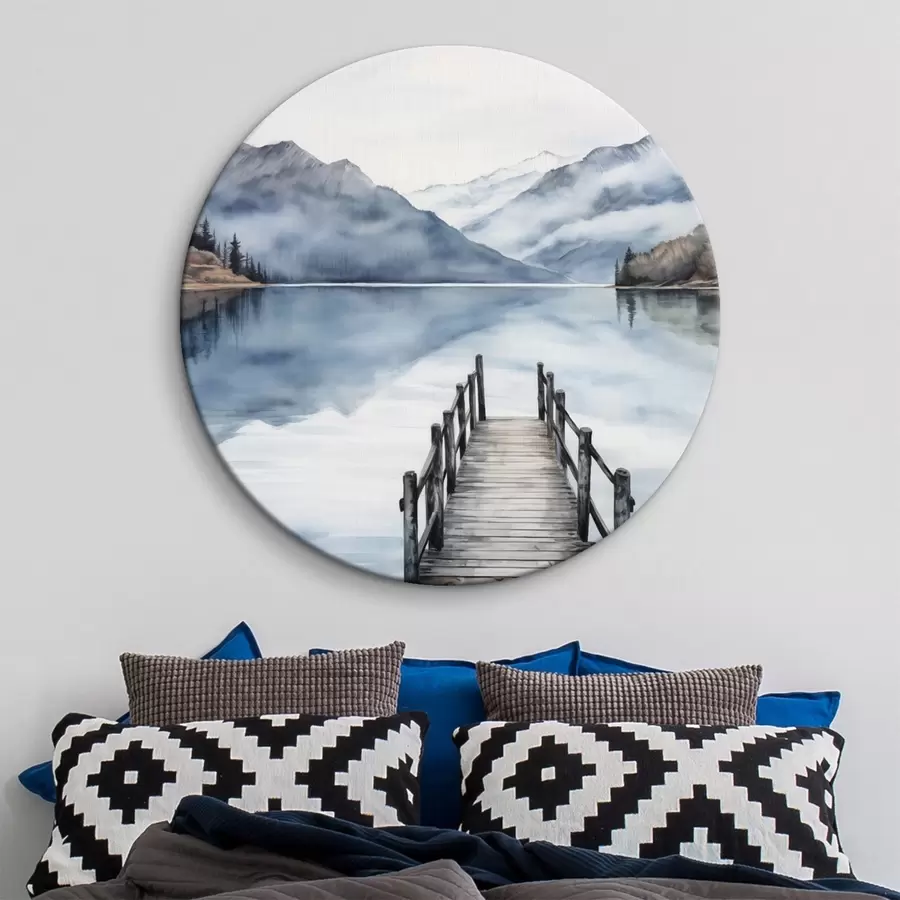 Pilt Puidust kai ulatub rahulikule järvele, mida ümbritsevad mäed ja igihaljad puud, akvarellistiilis r43405