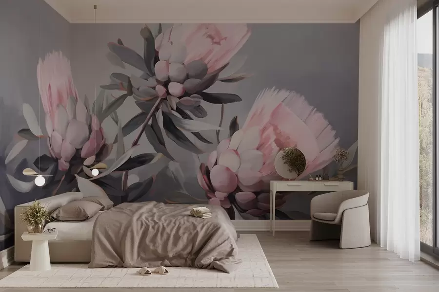 Fototapeedid Roosa protea abstraktsed lilled hallide lehtedega, pehmete tekstuursete pintslitõmmetega, vaoshoitud värvid, hägusel halli taustal w09014