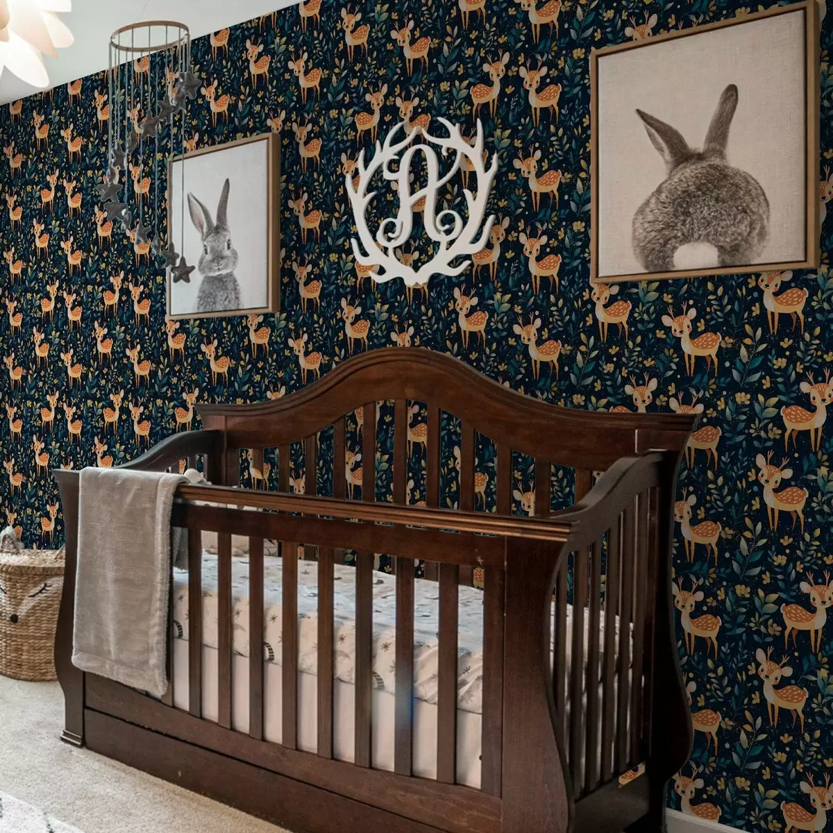 Tapeet Hirvkakk tumedas metsas kollaste lehtedega a00124