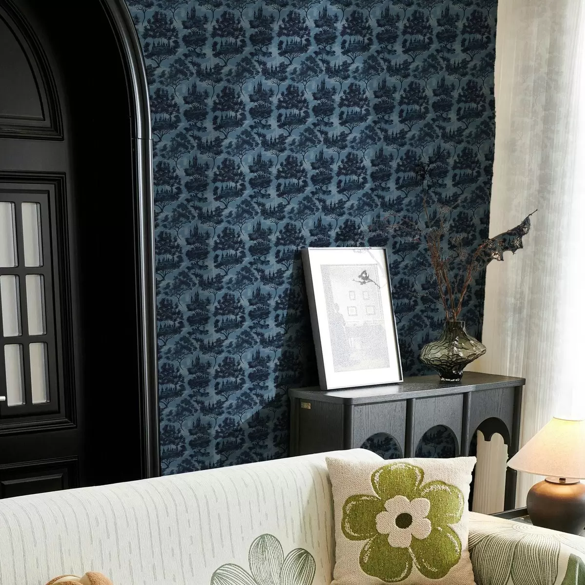 Tapeet Gooti lossid öise metsa puude vahel a00130v1