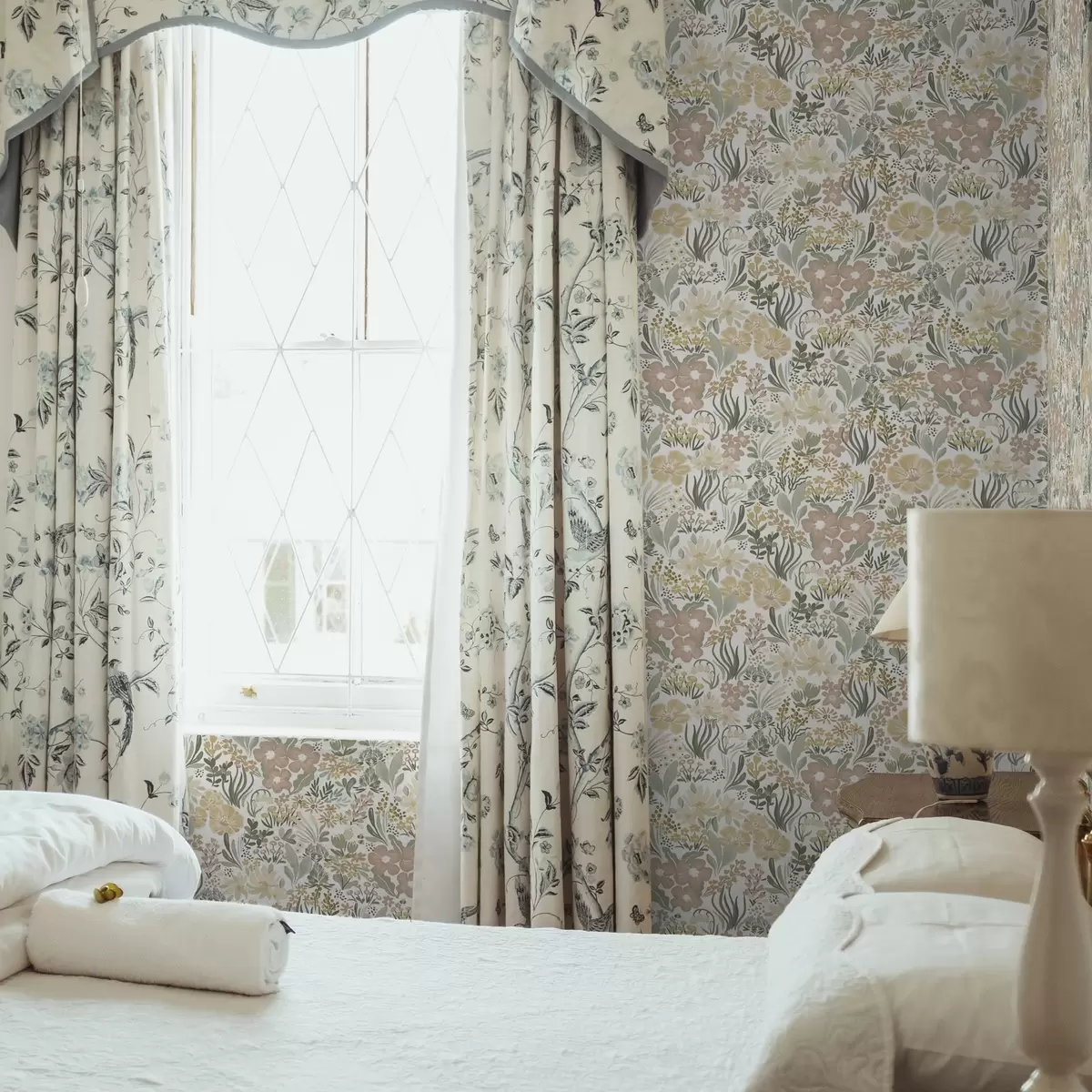 Tapeet Akvarellililled kreemilisel taustal a00154