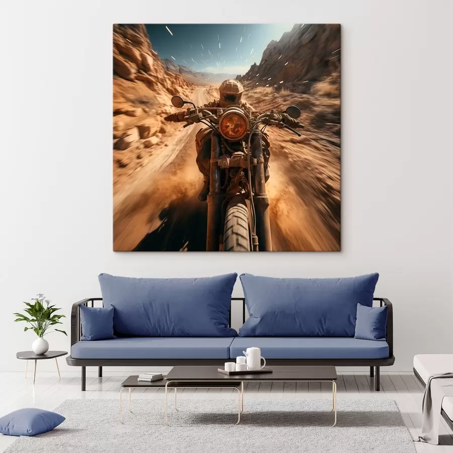 Pilt Mootorrattur kiirustab mööda kõrbeteed s44361