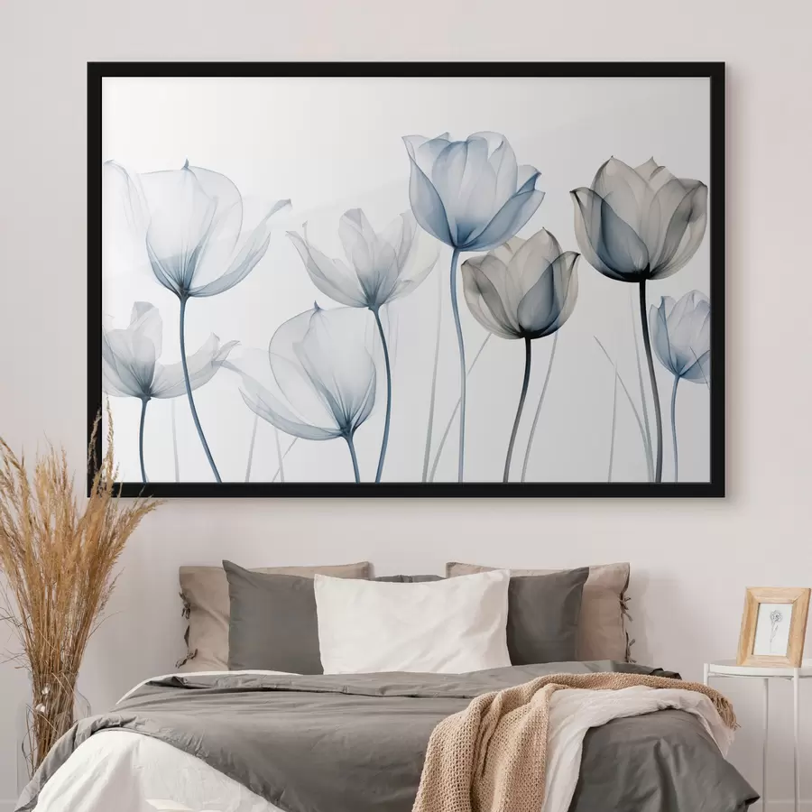 Fototapeedid Läbipaistvad sinised ja valged tulbid pikkade varrega, tavalisel valgel taustal f44409