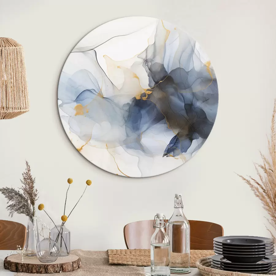 Pilt Abstraktne maal sinise tindiga, vedelad ja orgaanilised kujundid, õrnad tekstuurid valgel taustal r44397