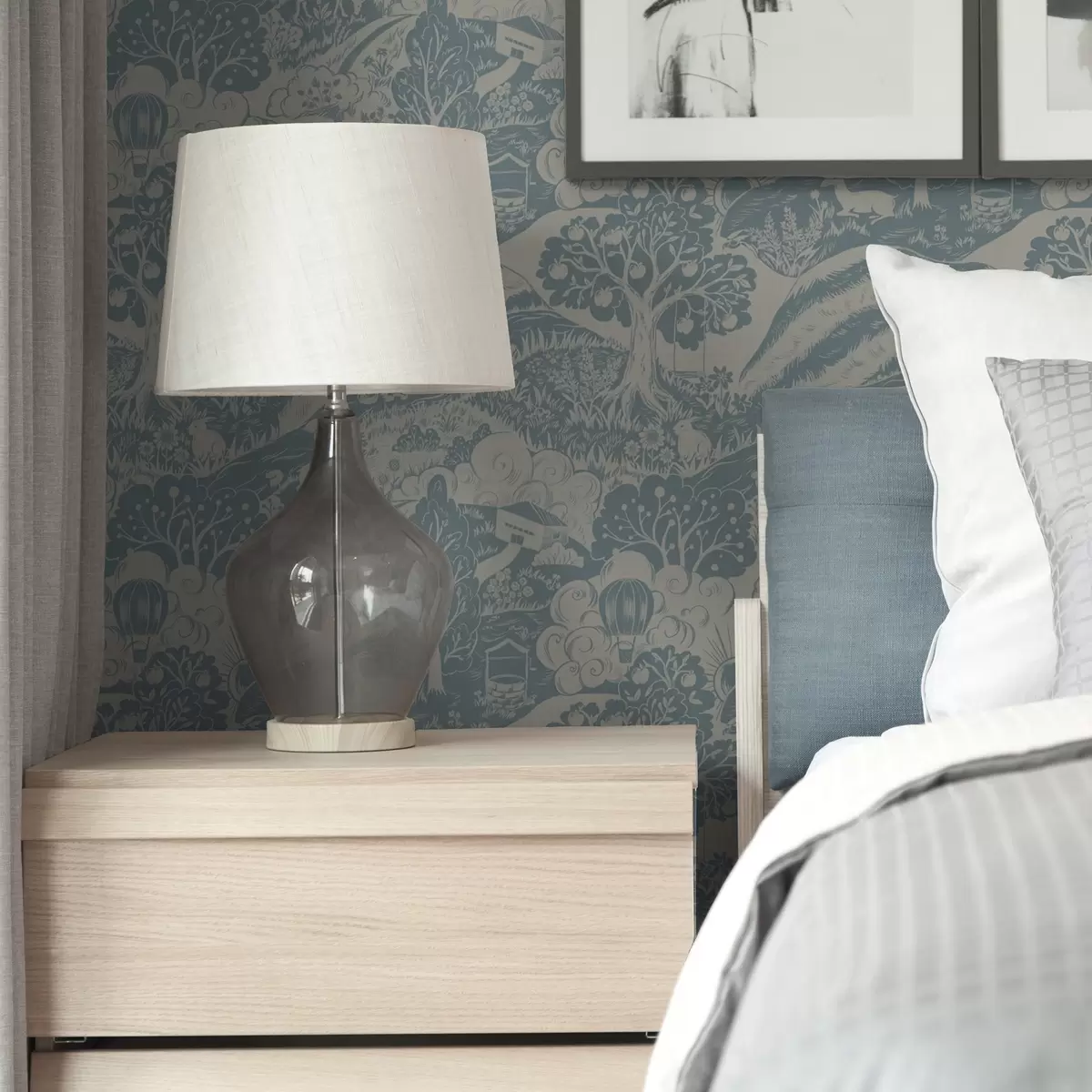 Tapeet Muinasjutumets koos loomadega lasteillustratsioonide stiilis a00172