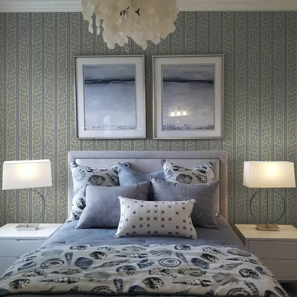 Tapeet Sinise ja beeži tooniga triibuline lilleornament tammesidega a00181