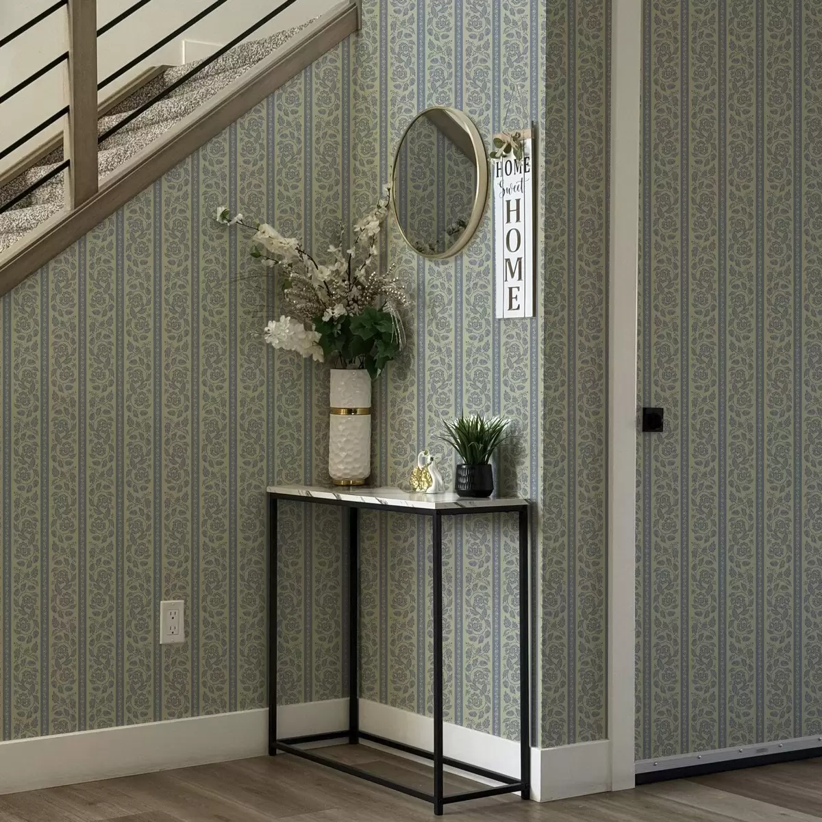 Tapeet Sinise ja beeži tooniga triibuline lilleornament tammesidega a00181