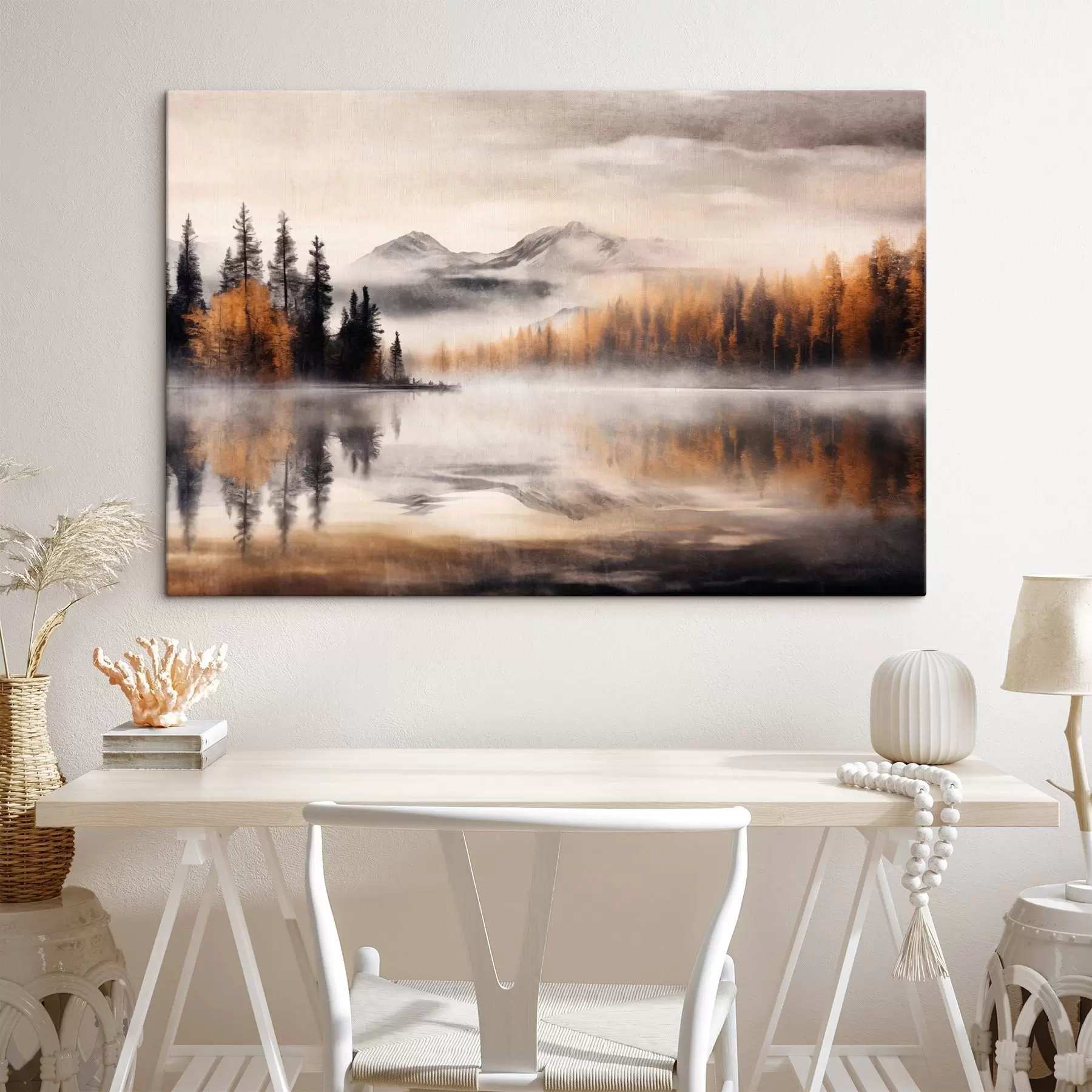 Fototapeedid Udune tekstuurne järvemaastik mändide ja mägedega, pilvine hall taevas  s44856