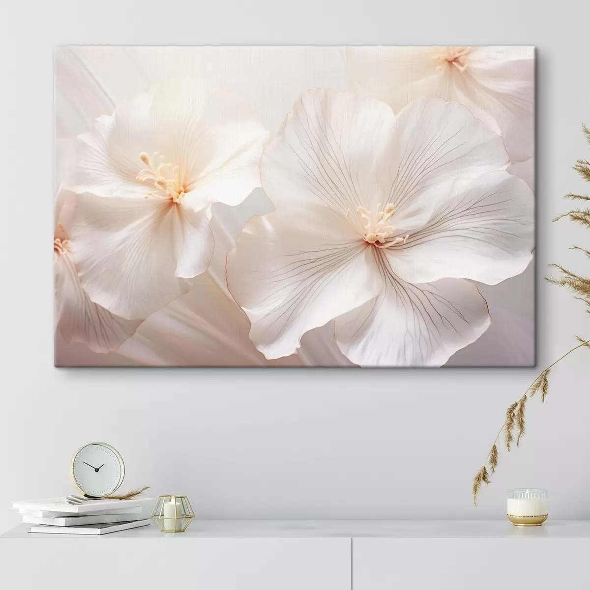 Pilt Õrnad valged õied kroonlehtedega ja pehmete pastelsete värvidega keskosadega, mis loovad unenäolise ja eeterliku lillekunsti s44858