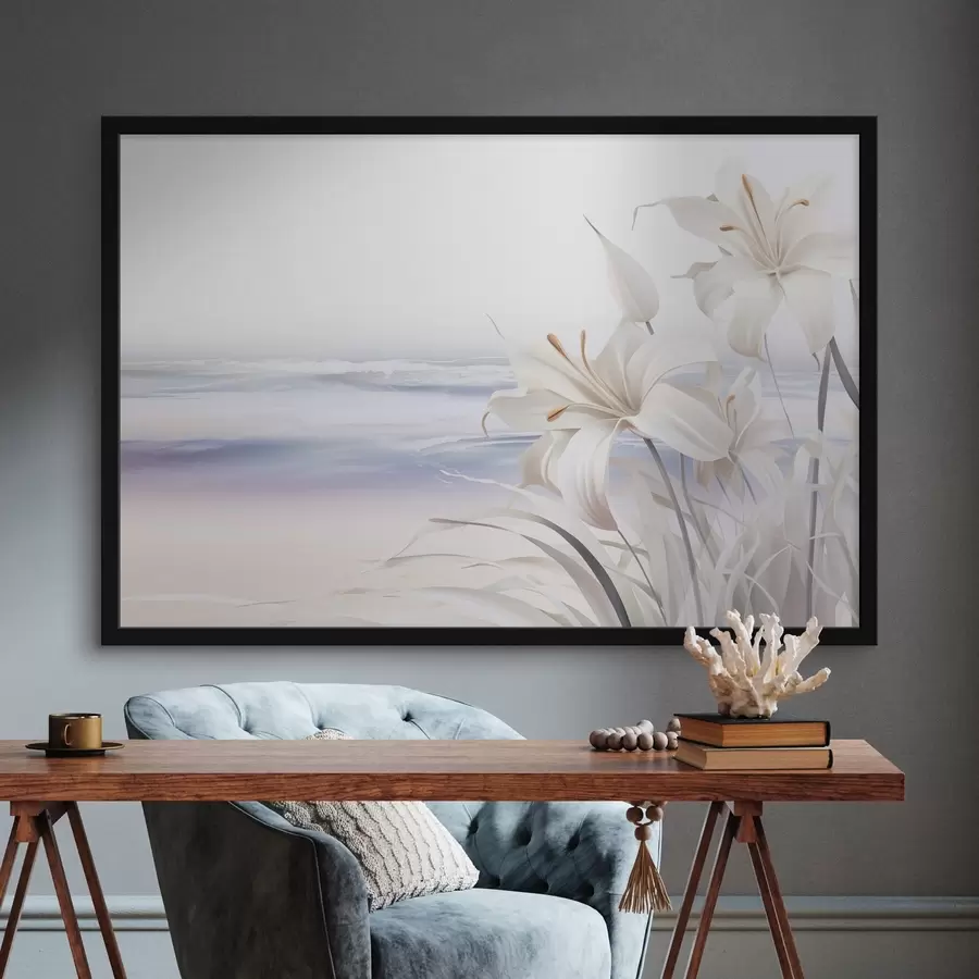 Fototapeedid Valged liiliad oranžide õiekeste ja pikkade lehtedega rannas, taustaks pehmed lained, pastelsed värvid f44850