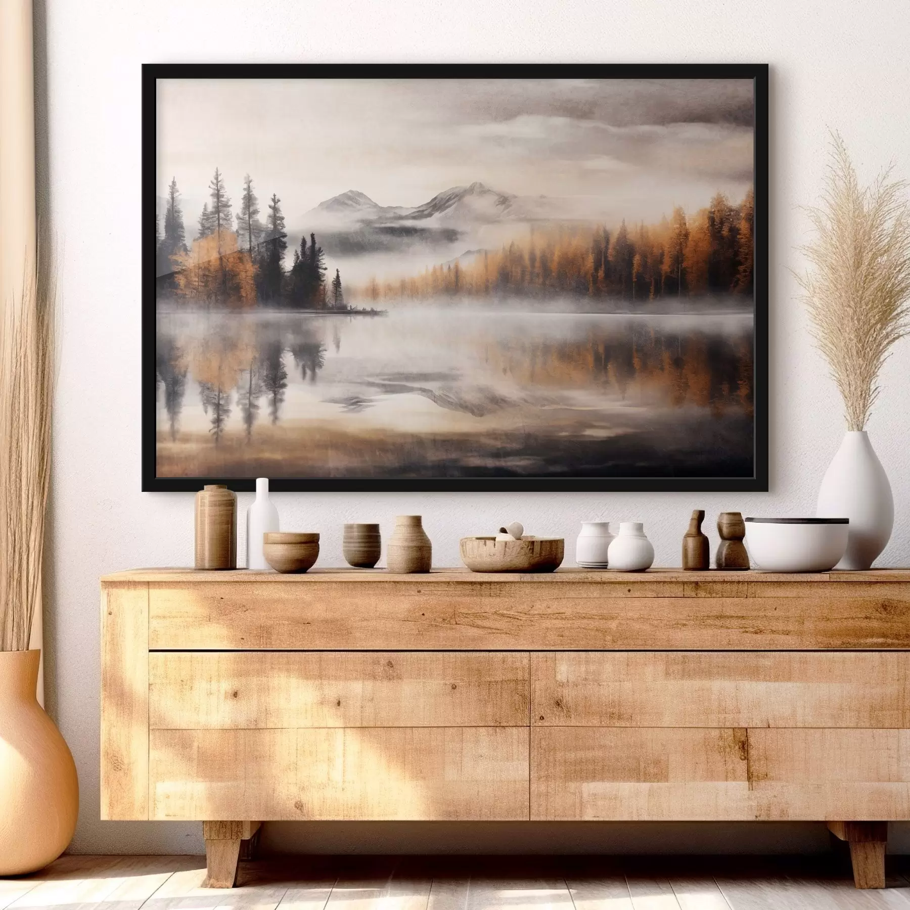 Fototapeedid Udune tekstuurne järvemaastik mändide ja mägedega, pilvine hall taevas f44856