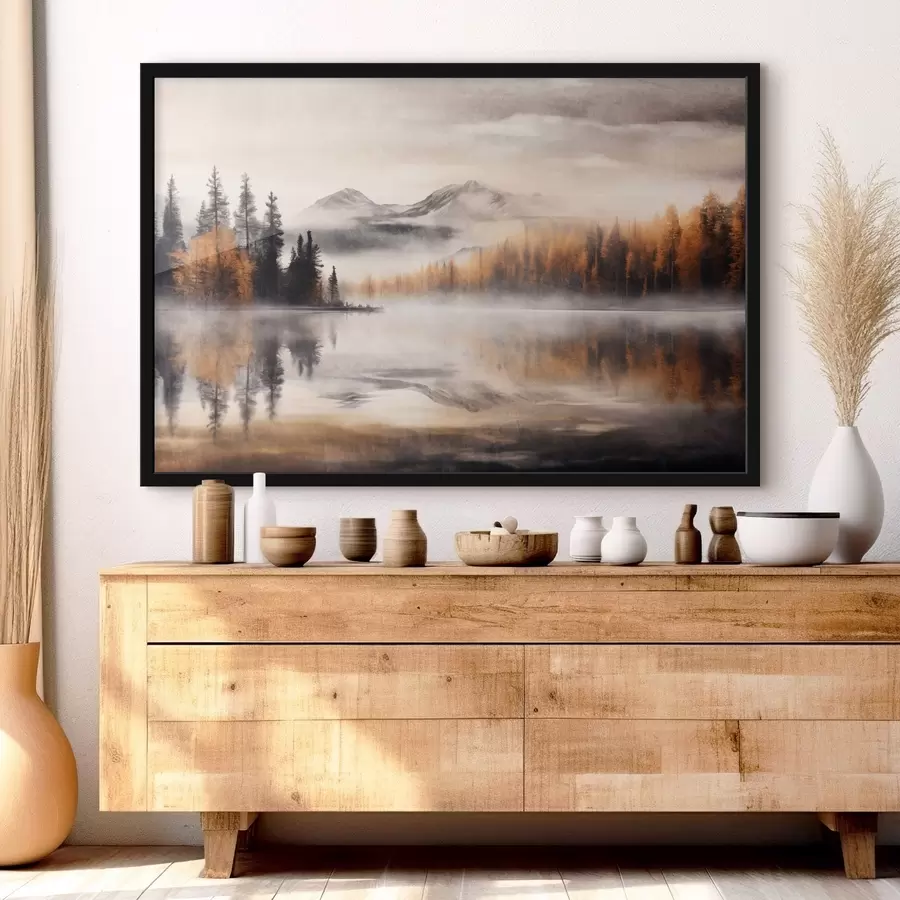 Fototapeedid Udune tekstuurne järvemaastik mändide ja mägedega, pilvine hall taevas f44856