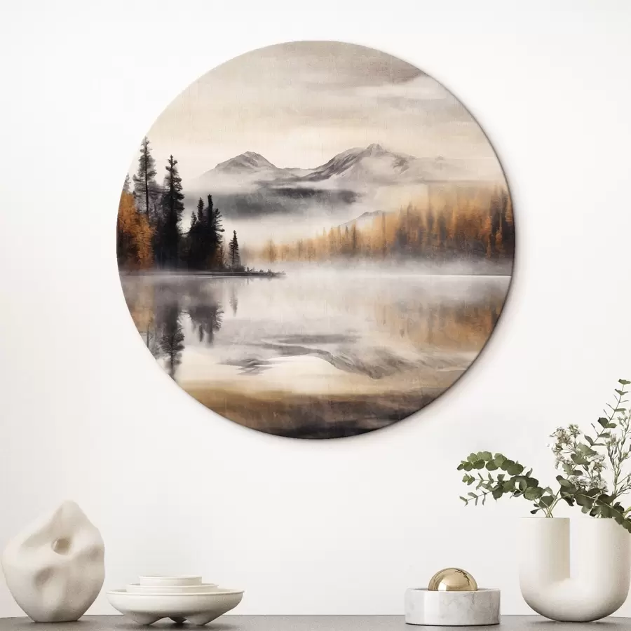 Pilt Udune tekstuurne järvemaastik mändide ja mägedega, pilvine hall taevas r44856