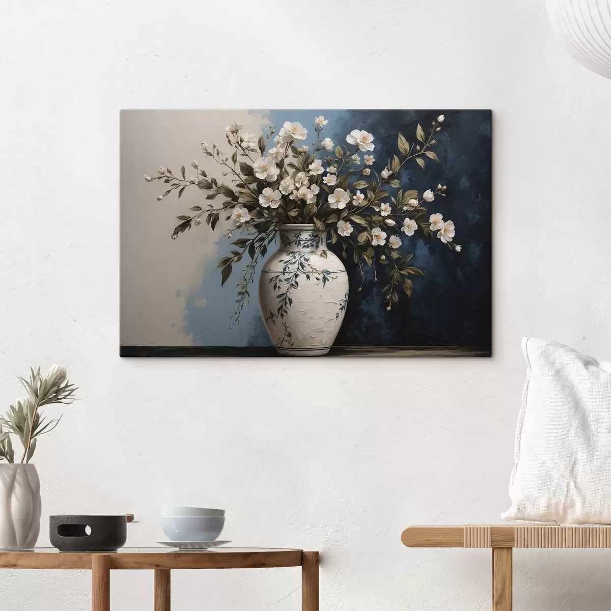 Pilt Valged ja kollased lilled suures vaasis sinisel taustal s44893