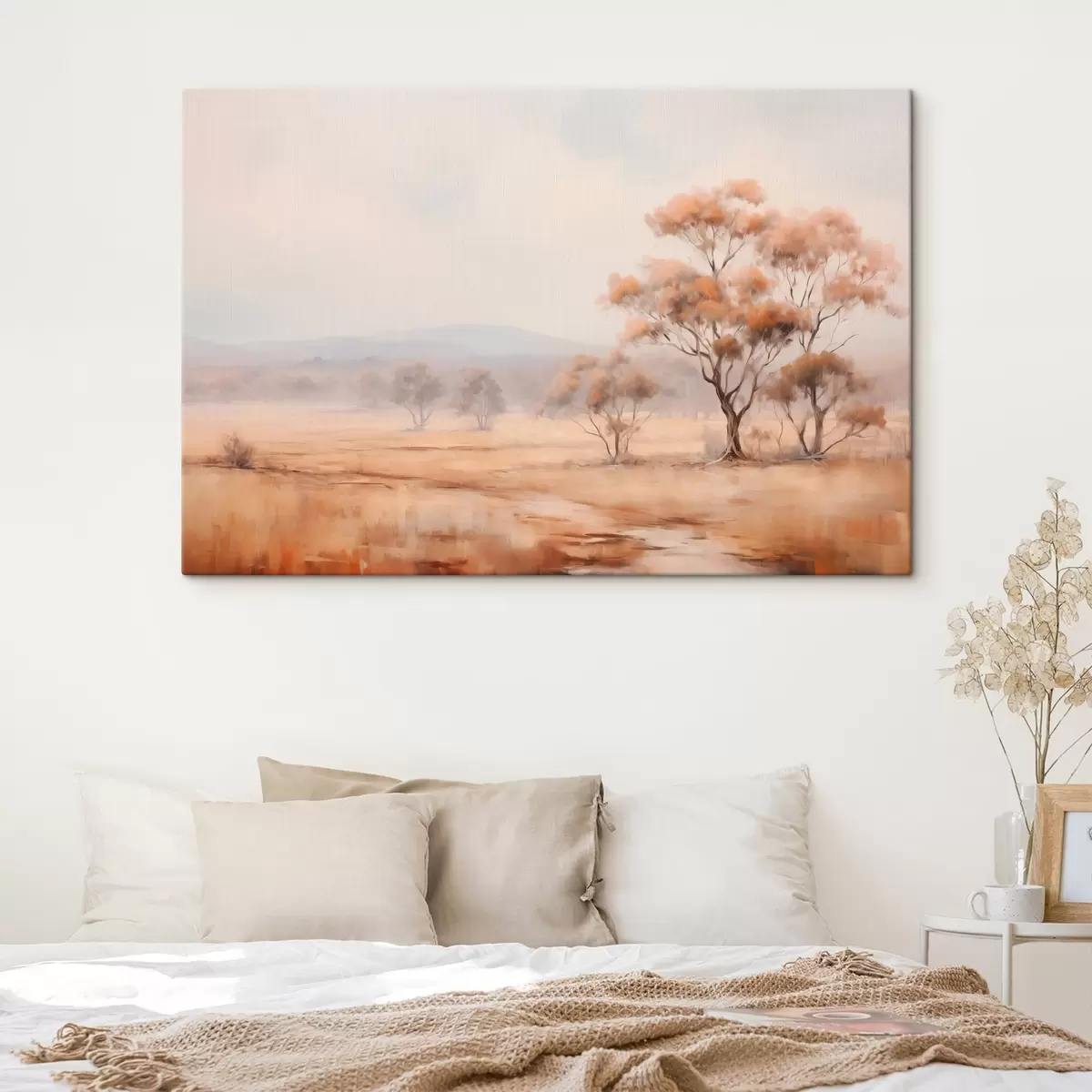 Pilt Põld oranži rohuga ja mõned oranžide lehtedega puud, taustal mäed ja pilvine taevas s44927