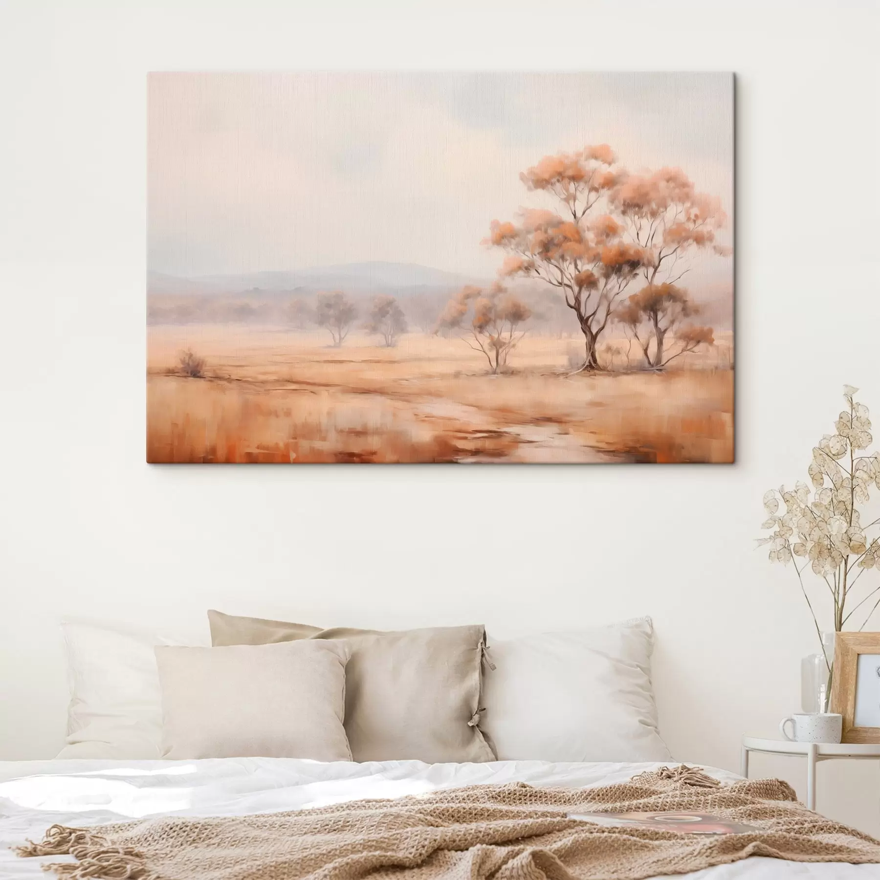 Pilt Põld oranži rohuga ja mõned oranžide lehtedega puud, taustal mäed ja pilvine taevas s44927