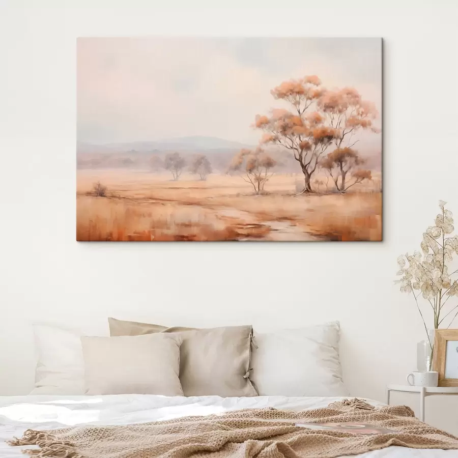 Pilt Põld oranži rohuga ja mõned oranžide lehtedega puud, taustal mäed ja pilvine taevas s44927