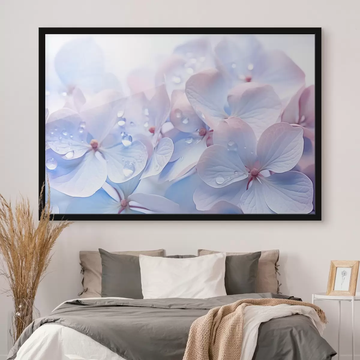 Plakat Hortensialilled veetilkadega õrnadel kroonlehtedel, pehmed pastelsed värvid, helesinised ja roosad toonid f44929