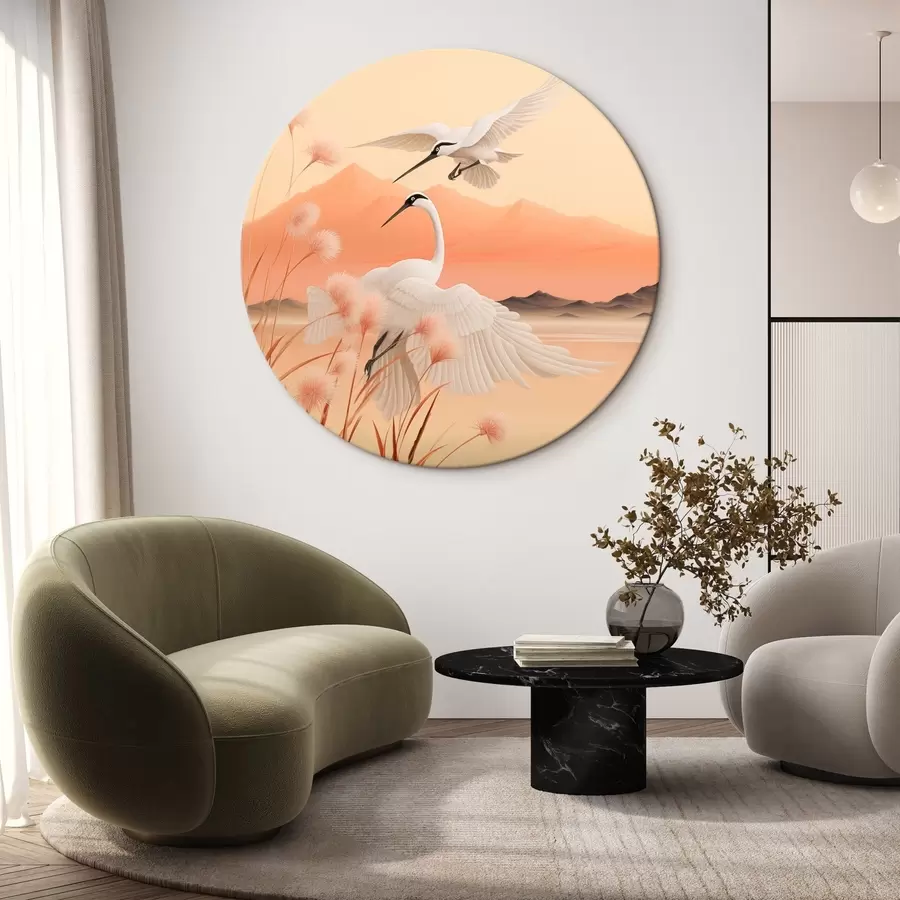 Pilt Valged kraanad koos roosa pillirooga esiplaanil, taustal mäed ja järv, pehme oranž valgus r44925