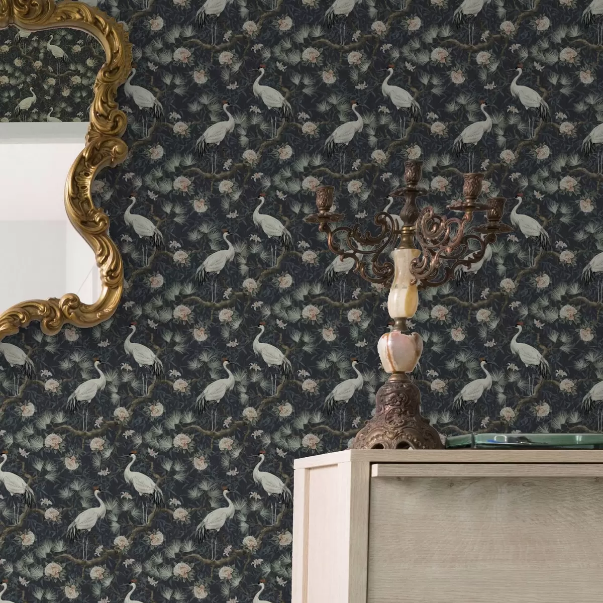 Tapeet Jõhvikad mändide ja pioneeride vahel tumedal taustal a00241